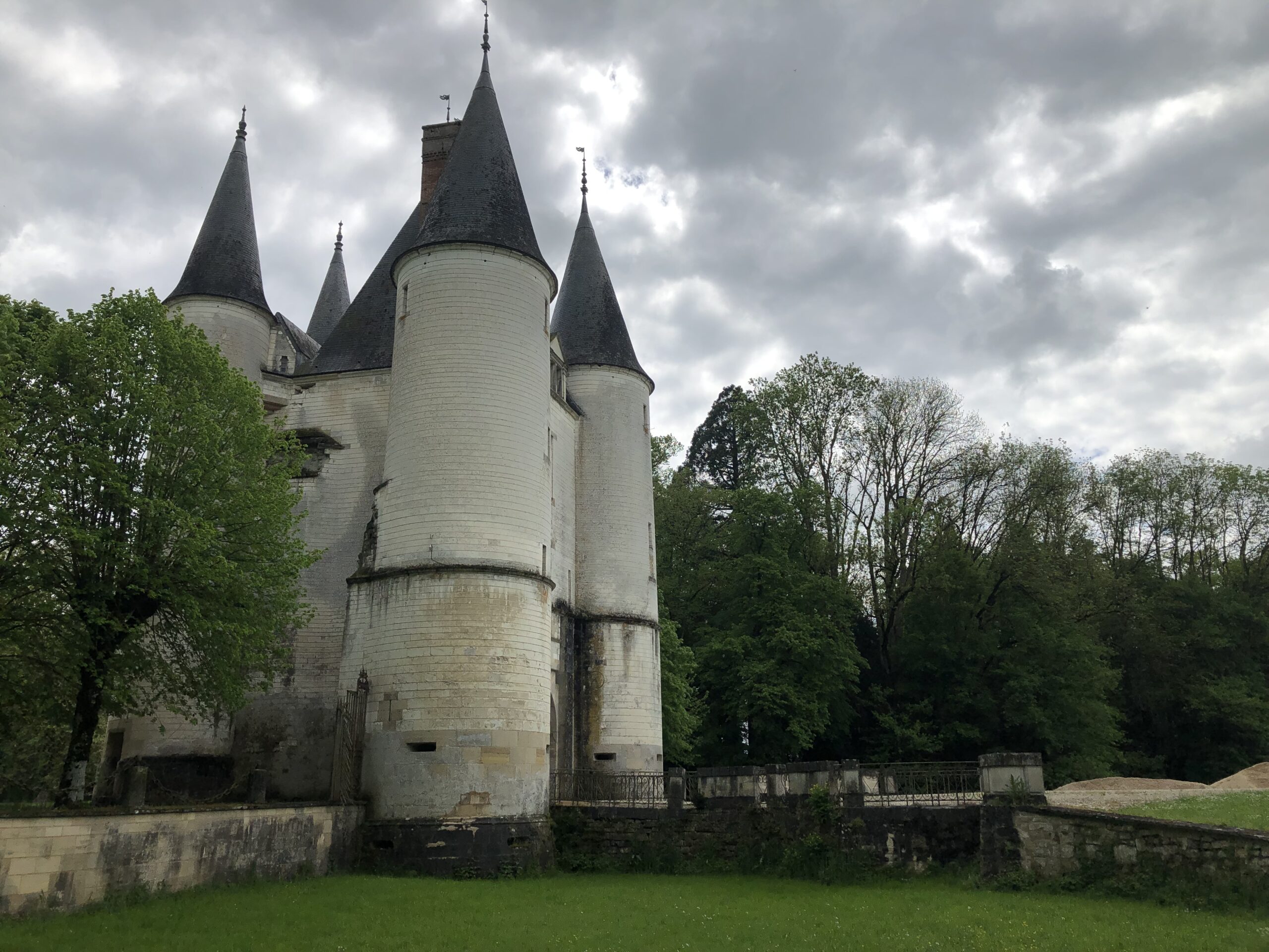 Travaux de couverture sur le châtelet du Château de Dampierre