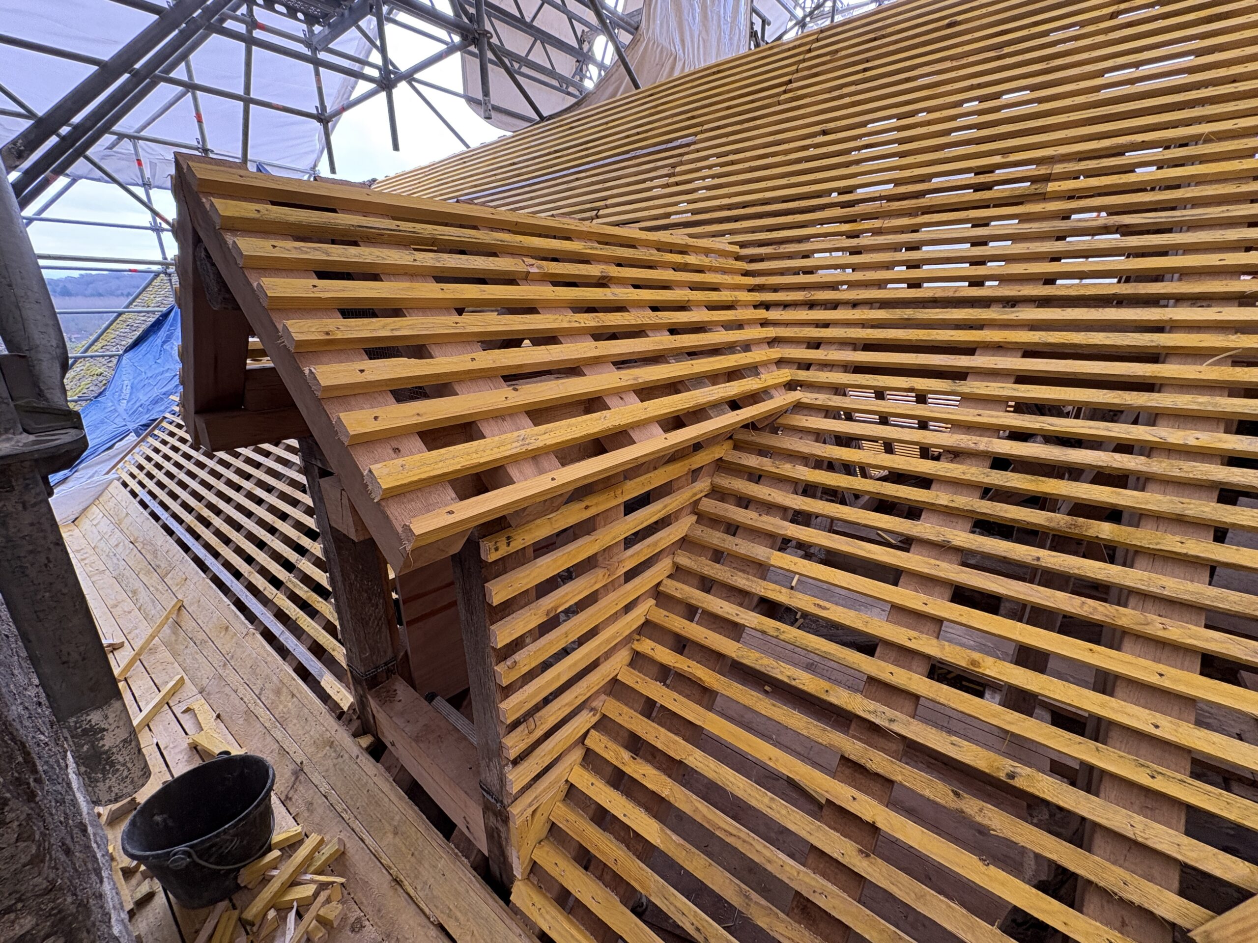 travaux-charpente-eglise-montaigu-detail-structure-bois