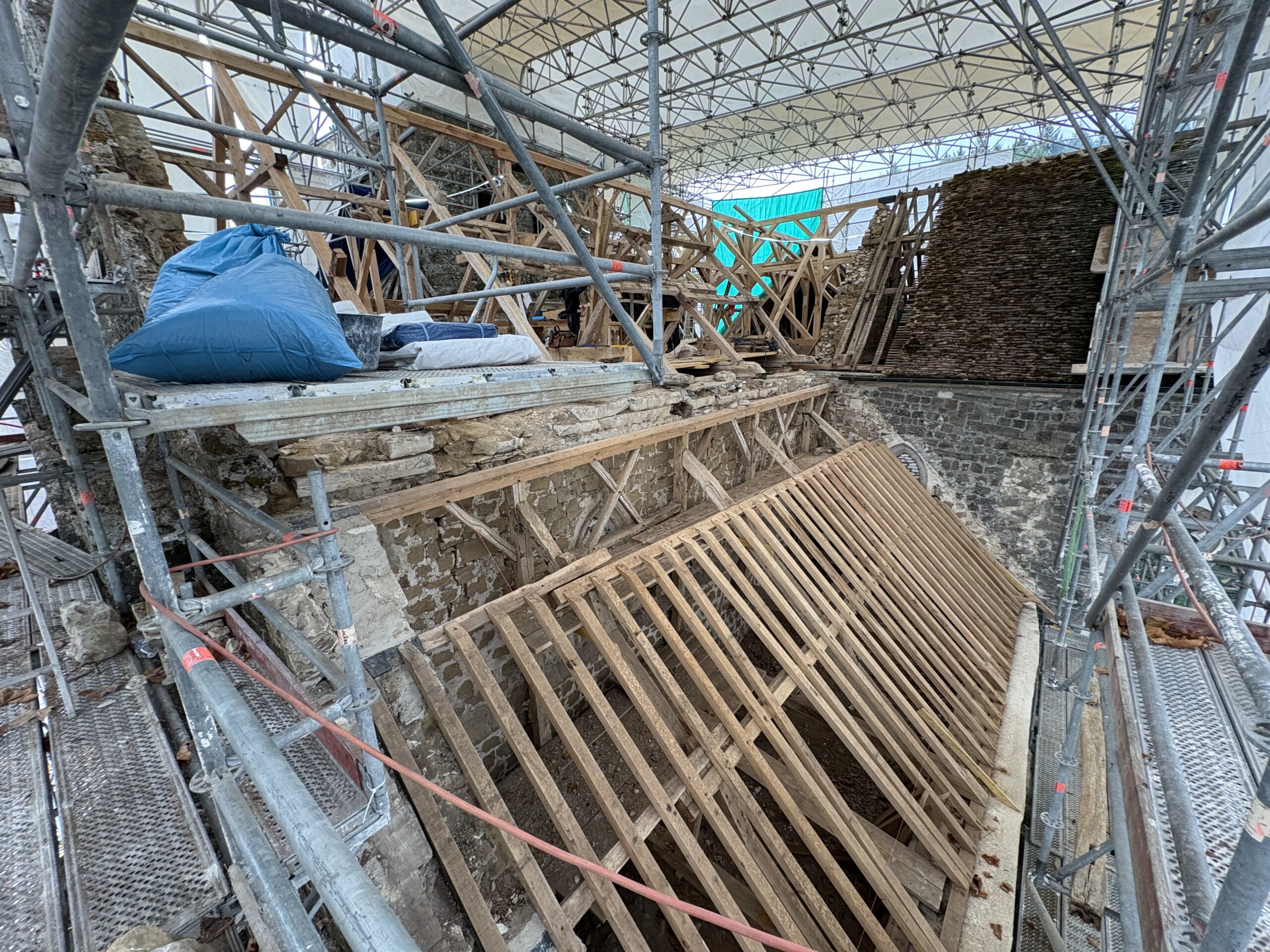 pose-liteaux-toiture-eglise-montaigu-renovation
