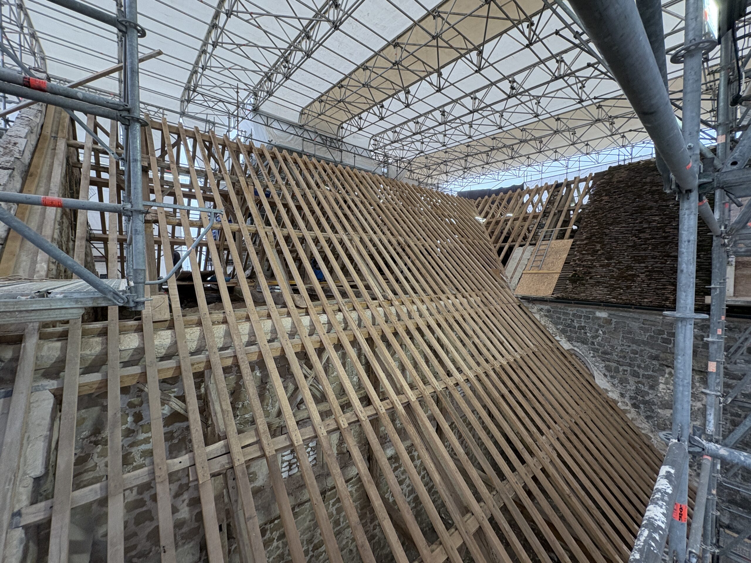 chantier-renovation-toiture-eglise-montaigu-charpente