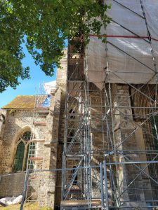 vue de l'église avec l'échafaudage
