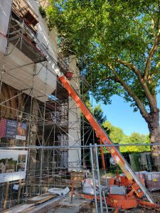 vue de l'église avec l'échafaudage