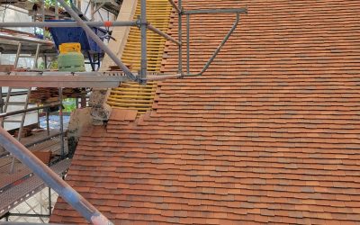 Restauration de l’église de Montaigu (02) : la pose des tuiles plates est en cours