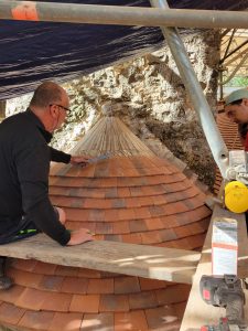pose de tuiles plates sur une petite tourelle par Fred et Andy