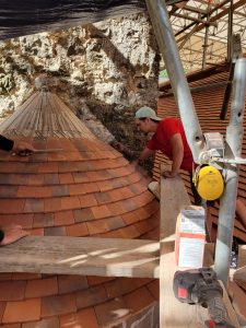 pose de tuiles plates sur une petite tourelle par Fred et Andy
