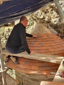 pose de tuiles plates sur une petite tourelle par Fred et Andy